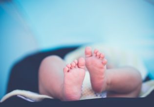 Βρετανία: Εκ γενετής κωφό μωρό άκουσε για πρώτη φορά χάρη σε γονιδιακή θεραπεία