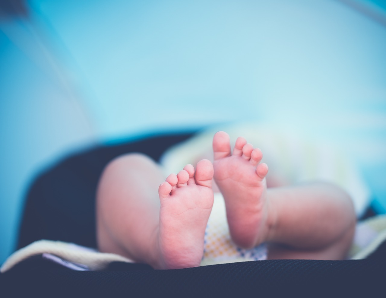 Βρετανία: Εκ γενετής κωφό μωρό άκουσε για πρώτη φορά χάρη σε γονιδιακή θεραπεία