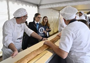 Ρεκόρ Γκίνες: Οι Γάλλοι έψησαν τη μεγαλύτερη μπαγκέτα στον κόσμο, μήκους 140 μέτρων