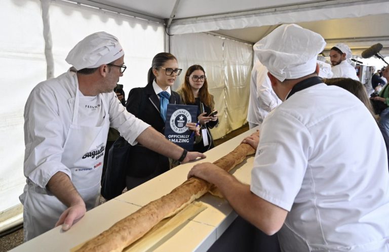 Ρεκόρ Γκίνες: Οι Γάλλοι έψησαν τη μεγαλύτερη μπαγκέτα στον κόσμο, μήκους 140 μέτρων