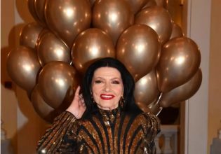 Η Ζωζώ Σαπουντζάκη έγινε 91 χρόνων και το γιόρτασε με ένα μεγάλο πάρτι