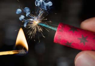 Άνδρας στα Καλύβια υπέστη ακρωτηριασμό δαχτύλων από βεγγαλικά – Πέντε τραυματίες στην Αττική