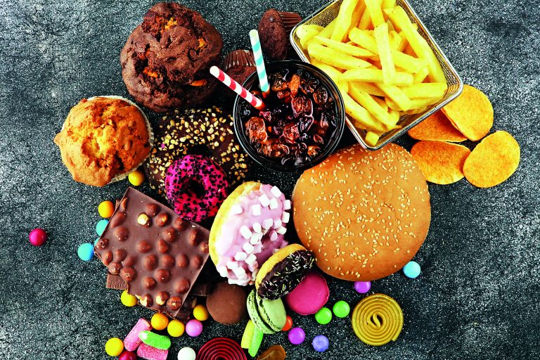 Διατροφή: Άνοια και εγκεφαλικό συνδέονται με την κατανάλωση υπερεπεξεργασμένων τροφίμων