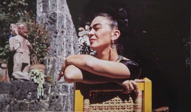 «Η τραγωδία είναι το πιο γελοίο πράγμα» – Η ατίθαση Φρίντα Κάλο αφηγείται τη ζωή της