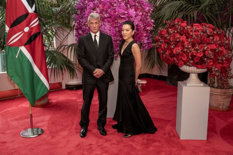 Τι δουλειά έχουν ο Σον Πεν και οι άλλοι 500 καλεσμένοι στο δείπνο του Μπάιντεν;