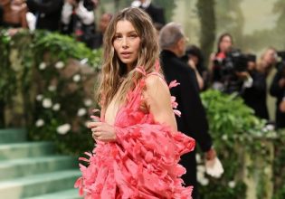 Αυτό το καλοκαίρι τα μακριά ανεπιτήδευτα μαλλιά κυριαρχούν