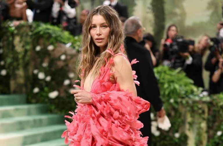 Αυτό το καλοκαίρι τα μακριά ανεπιτήδευτα μαλλιά κυριαρχούν