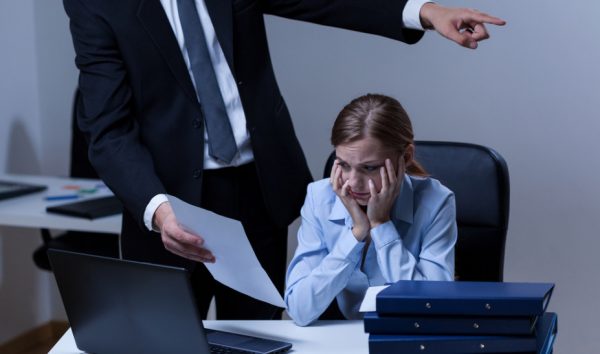Mobbing: Τι είναι, οι αρνητικές συνέπειες και οι τρόποι αντιμετώπισης