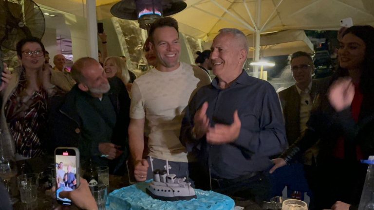 Γενέθλια-έκπληξη στον Αποστολάκη από τον Στέφανο Κασσελάκη – Τούρτα σε σχήμα πολεμικού πλοίου