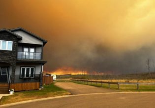 Καναδάς: Η βροχή φρενάρει την πορεία πυρκαγιάς προς πετρελαιοπαραγωγική πόλη