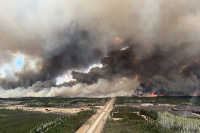 Καναδάς: Χιλιάδες κάτοικοι απομακρύνονται εσπευσμένα από τα σπίτια τους εξαιτίας πυρκαγιών