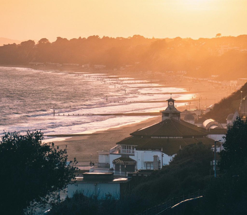 Βρετανία: Μία 34χρονη νεκρή και μία 38χρονη χαροπαλεύει από επίθεση με μαχαίρι σε παραλία του Μπόρνμουθ