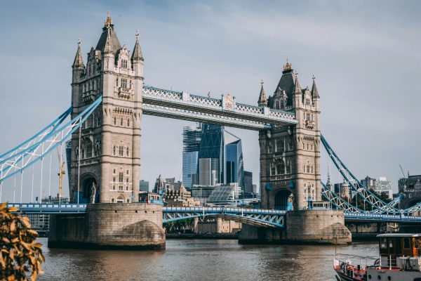 Λονδίνο: Πήδηξαν από ελικόπτερο και «πέταξαν» με 246 χλμ. την ώρα περνώντας μέσα από τη Γέφυρα