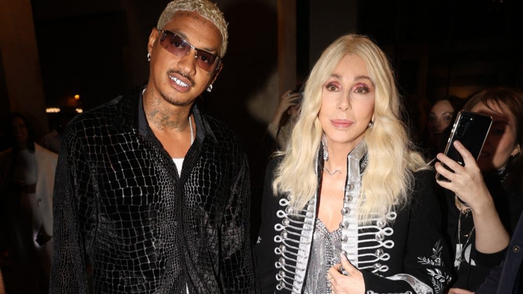 Σερ: Αποκαλύπτει γιατί προτιμά τους νεότερους άνδρες