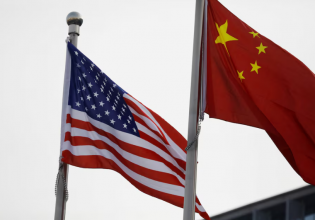Κίνα για αμερικανικούς δασμούς: «Ό,τι δεν σε σκοτώνει σε κάνει πιο δυνατό»
