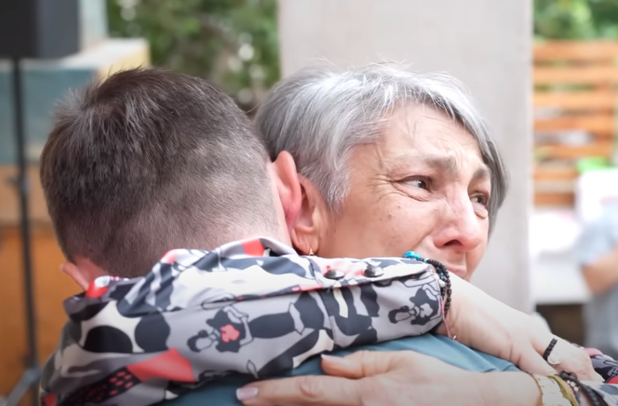 Χιός: Η συγκινητική συνάντηση για πρώτη φορά με τον άνθρωπο που της χάρισε τη ζωή ως δότης μυελού των οστών