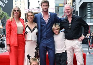O Chris Hemsworth έχει πλέον το δικό του αστέρι στη Λεωφόρο της Δόξας – H λαμπερή του οικογένεια στη βράβευση