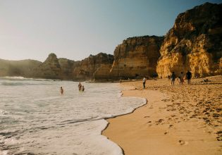 Γαλάζιες σημαίες 2024: Ποιες είναι οι πιο καθαρές παραλίες σε Αττική και Θεσσαλονίκη