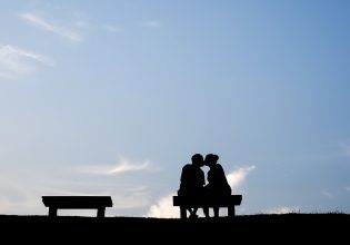 Γιατί φιλιόμαστε; – Η επιστήμη πίσω από την πιο διαδεδομένη κίνηση των ανθρώπων