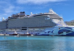 Κεφαλονιά: Στο λιμάνι το θηριώδες κρουαζιερόπλοιο «Norwegian Viva» – Δείτε βίντεο και φωτογραφίες