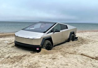Tesla: Πόσο άτρωτο είναι το Cybertruck μπροστά στην άμμο, το χιόνι και τις ανακλήσεις