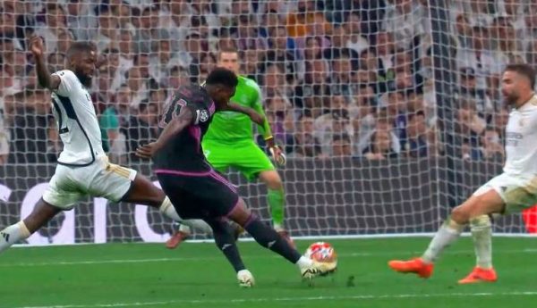 Άνοιξε το σκορ με τον Ντέιβις η Μπάγερν – Ακυρώθηκε γκολ του Νάτσο για τη Ρεάλ (vids)