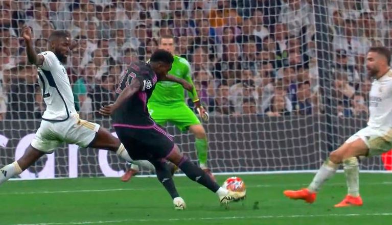 Άνοιξε το σκορ με τον Ντέιβις η Μπάγερν – Ακυρώθηκε γκολ του Νάτσο για τη Ρεάλ (vids)