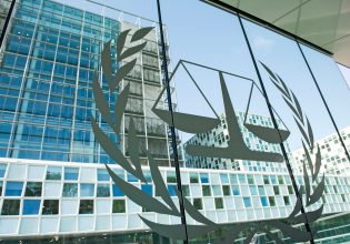 Όταν γίνονται εγκλήματα πολέμου, πρέπει να βγαίνουν και εντάλματα για τους εγκληματίες