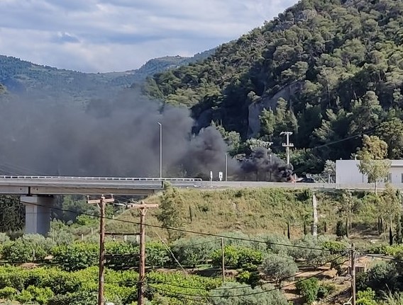 Ουρές χιλιομέτρων στην εθνική οδό Πατρών - Κορίνθου λόγω φωτιάς σε αυτοκίνητο