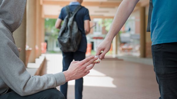 Παλαιό Φάληρο: 19χρονος διακινούσε ναρκωτικά έξω από σχολικό συγκρότημα