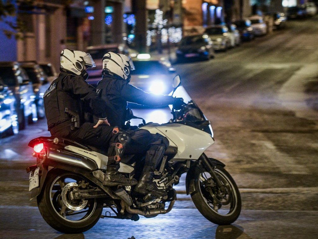 Συνέλαβαν επιδειξία στη Βούλα – Παρενόχλησε δύο γυναίκες