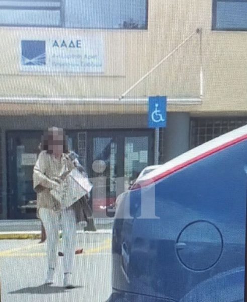 Χαλκίδα: Φωτογραφία ντοκουμέντο από το κύκλωμα των εφοριακών – Στον ανακριτή οι συλληφθέντες