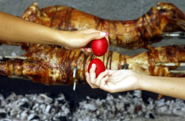 Γιατί σουβλίζουμε αρνί την Κυριακή του Πάσχα – Οι ρίζες του εθίμου