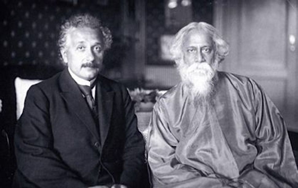 Οταν ο Αϊνστάιν συνάντησε τον Ταγκόρ: Μια συναρπαστική συζήτηση για την επιστήμη, την αλήθεια και τη θρησκεία