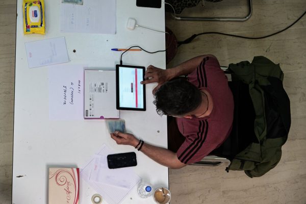 Η πολιτική τοποθέτηση των Ελλήνων: Κερδίζει έδαφος η σοσιαλδημοκρατία, υποχωρούν οικολογία και εθνικισμός