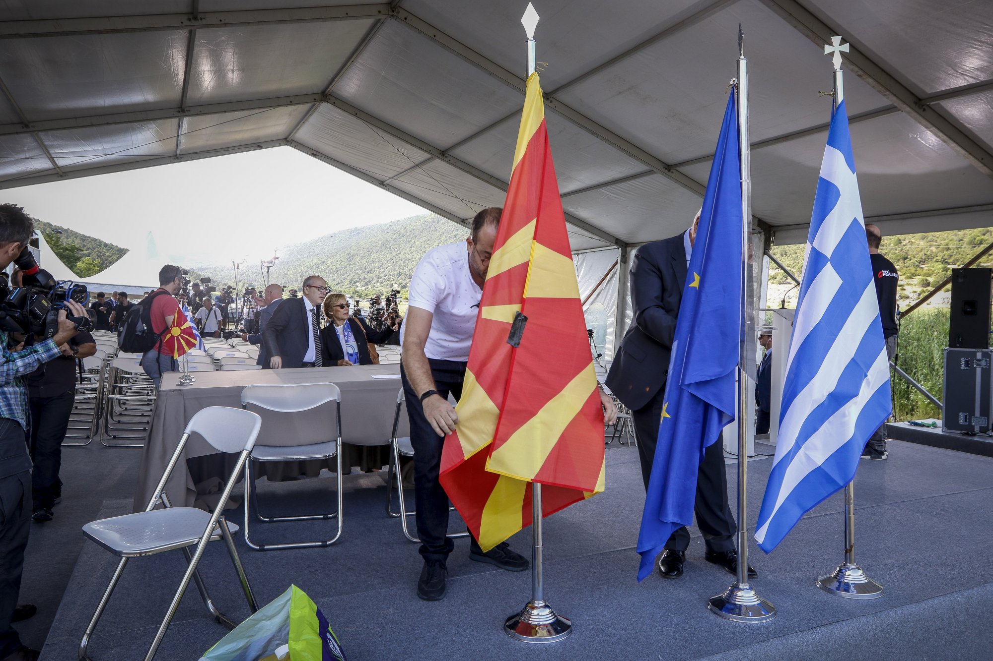 Η Συμφωνία των Πρεσπών ξανά στο προσκήνιο – Θέμα εγκυρότητας της ορκωμοσίας της προέδρου της Β. Μακεδονίας
