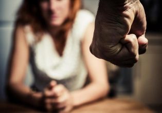 Ενδοοικογενειακή βία: 1.000 συλλήψεις τον Μάιο – Αύξηση 60% στις καταγγελίες από πέρσι