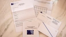 Η διαδικασία και οι προθεσμίες για την επιστολική ψήφο – Τι περιλαμβάνουν οι φάκελοι