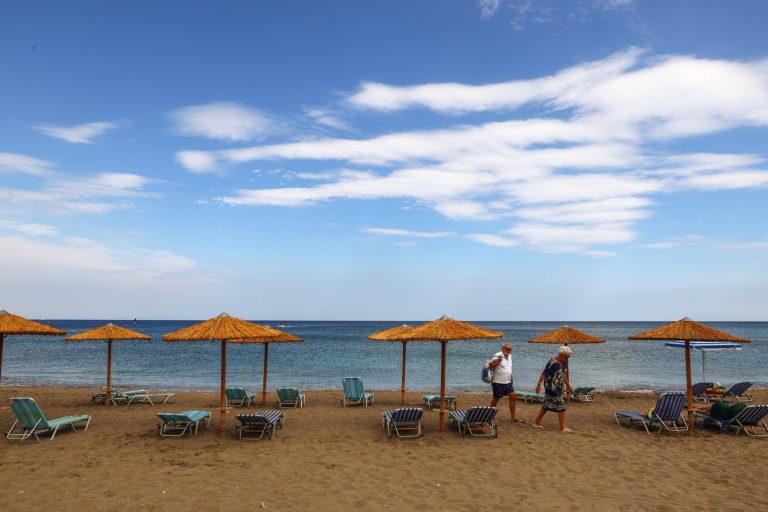 Σε εξέλιξη οι ηλεκτρονικές δημοπρασίες για τις παραλίες – Γιατί διαμαρτύρονται οι επιχειρηματίες