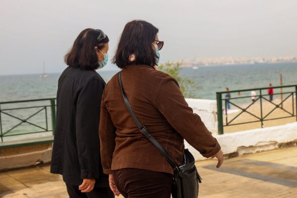 Αφρικανική σκόνη: Οι ευπαθείς ομάδες να μένουν σπίτι κι αν βγουν να φορούν μάσκα, συστήνει η Παγώνη