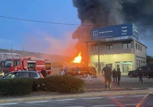 Μεγάλη φωτιά σε μάνδρα σκαφών στη Βάρη – Δείτε εικόνες