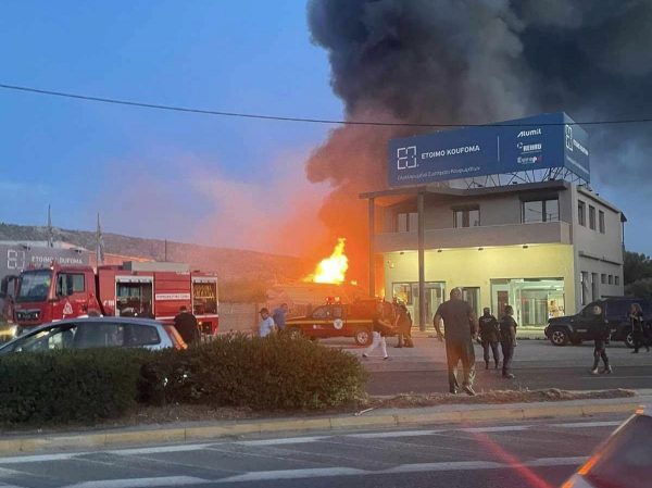 Μεγάλη φωτιά σε μάνδρα σκαφών στη Βάρη – Δείτε εικόνες