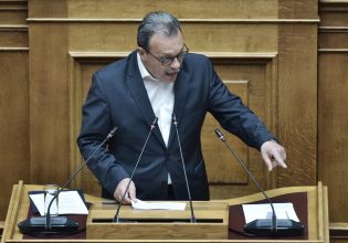 Φάμελλος κατά Μητσοτάκη  – «Ο μήνας δεν βγαίνει, η κυβέρνηση κρύβεται εδώ και τρία χρόνια για την ακρίβεια»