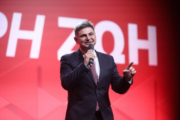 Νικόλας Φαραντούρης: Η ανάρτηση για την ακριβή κινητή τηλεφωνία και το… «έρχονται και άλλα»