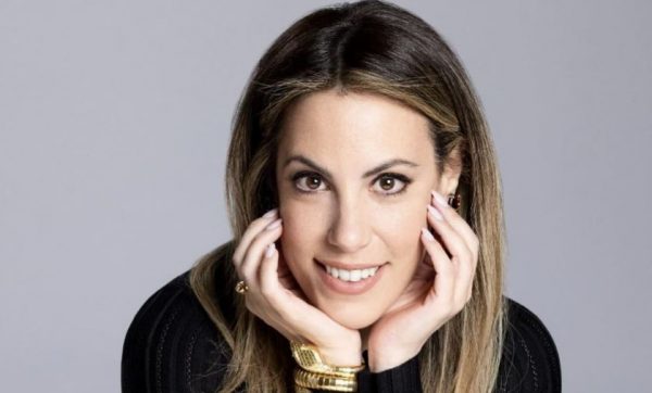 H Μαίρη Κατράντζου σχεδίασε το φουλάρι για τα 150 χρόνια του ξενοδοχείου «Μεγάλη Βρεταννία»