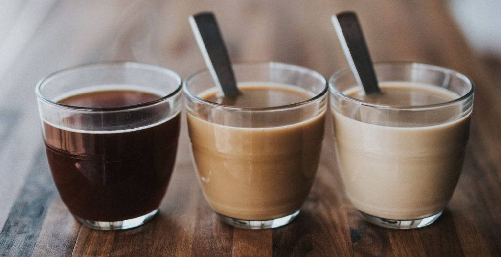 Η επανάσταση του συνθετικού καφέ: Eίναι οι αλεσμένοι σπόροι χουρμά τόσο νόστιμοι όσο ο πραγματικός;