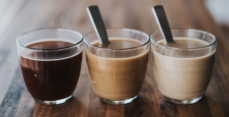 Η επανάσταση του συνθετικού καφέ: Eίναι οι αλεσμένοι σπόροι χουρμά τόσο νόστιμοι όσο ο πραγματικός;