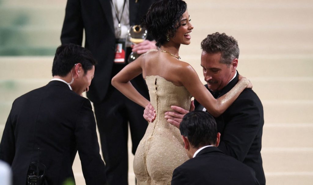 Met Gala: Το φόρεμά της ήταν από άμμο – Τη σήκωσαν για να ανέβει τις σκάλες