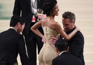 Met Gala: Το φόρεμά της ήταν από άμμο – Τη σήκωσαν για να ανέβει τις σκάλες