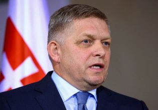 Σλοβακία: Ο πρωθυπουργός Φίτσο πήρε εξιτήριο από το νοσοκομείο όπου νοσηλευόταν μετά την δολοφονική επίθεση